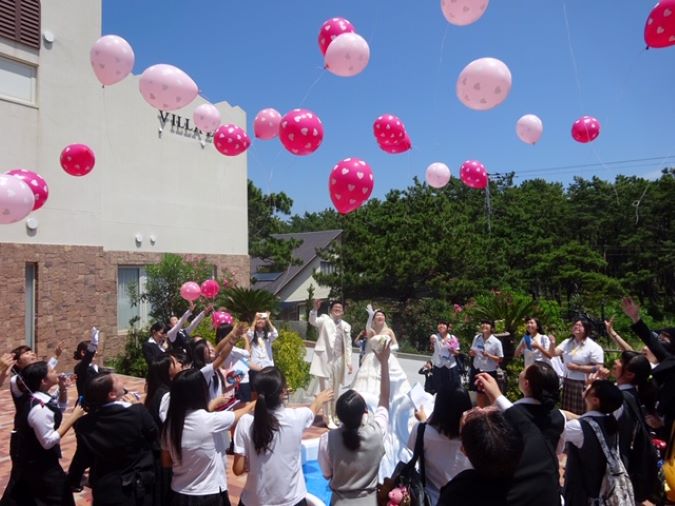 １年に２回開催される学生主体の模擬結婚式