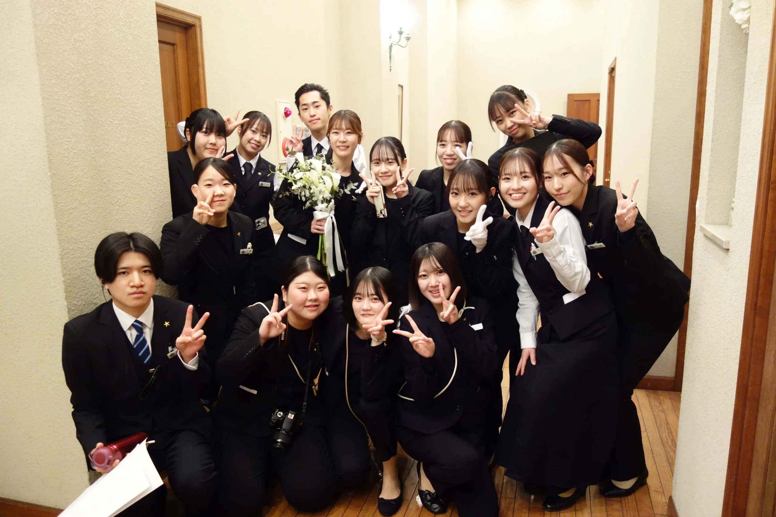 ウェディング実習に取り組むホテル・ブライダル科の学生