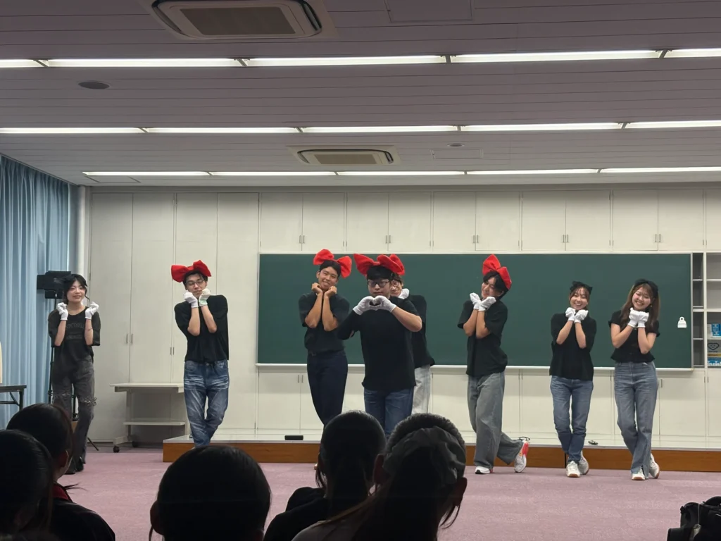 富士宮研修 スタンツ発表会でパフォーマンスする学生