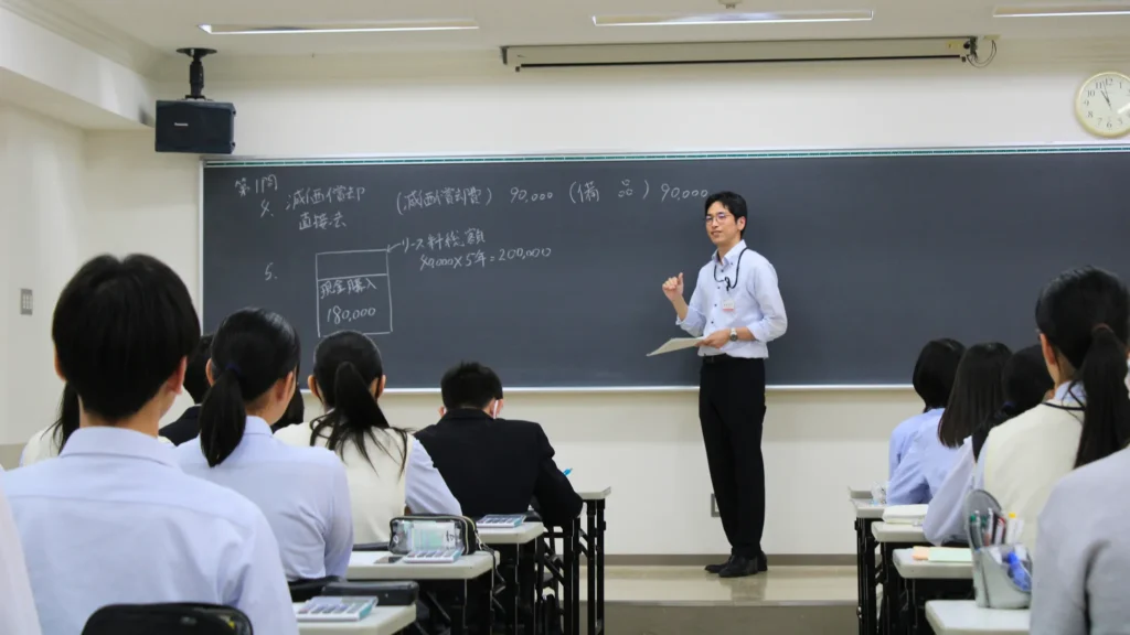 日商簿記セミナーで高校生に対策講義を行う大原学園浜松校の講師