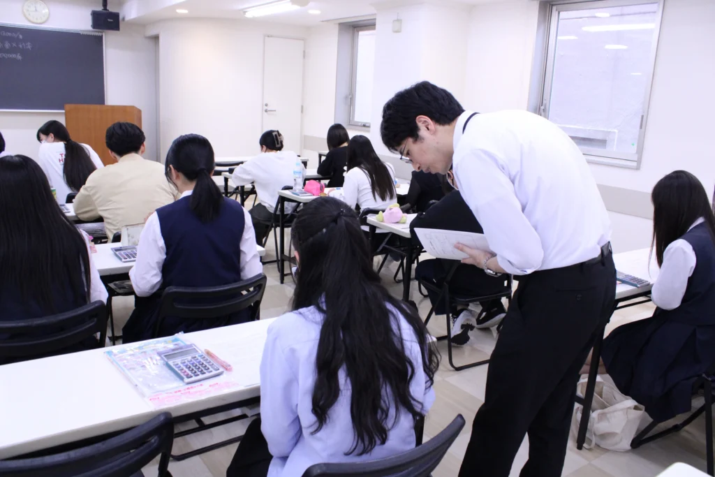 日商簿記セミナーで高校生の問題演習をサポートする大原学園浜松校の講師