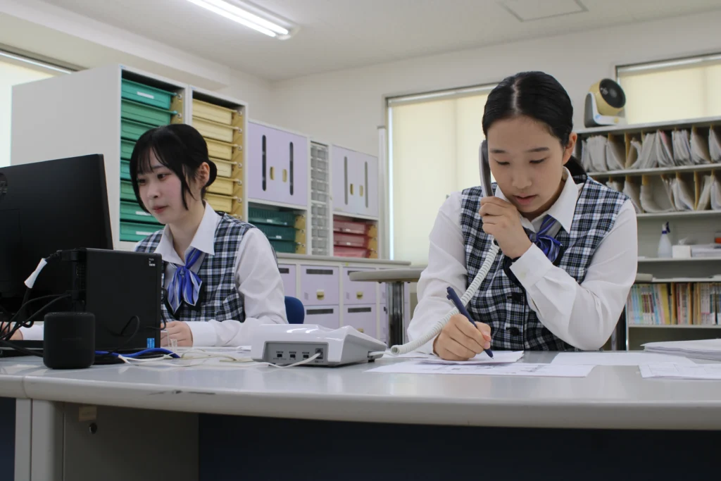 校内医療実習で電話応対を行う医療事務科の学生