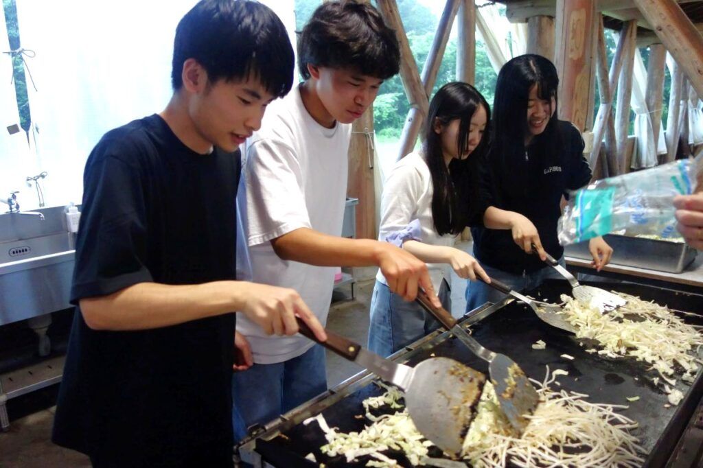 サマー研修のバーベキューで調理する学生たち