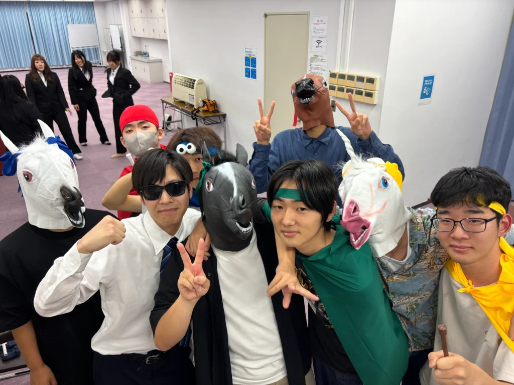 サマー研修のパフォーマンス大会に向けて仮装した学生たち