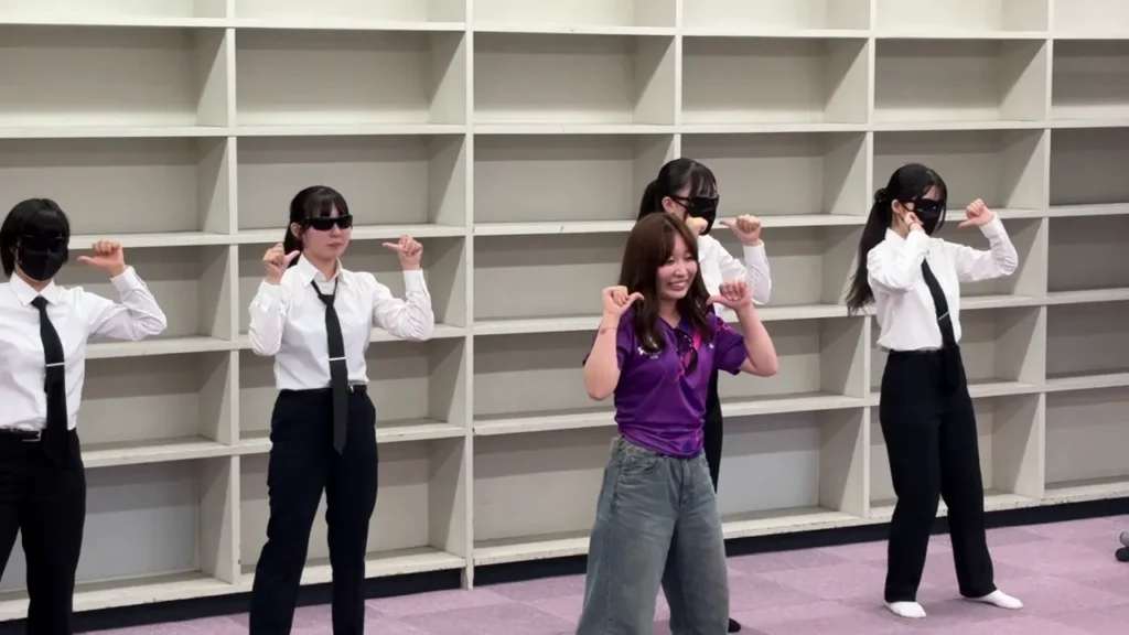 サマー研修のパフォーマンス大会でダンスを披露する学生たち