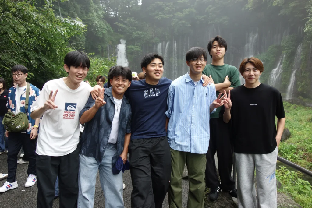 白糸の滝で交流を楽しむ公務員科の学生たち